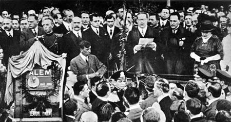 Hipólito Yrigoyen, José L. Cantilo, Honorio Pueyrredón y Julio Moreno durante la inauguración de la avenida Alem en Buenos Aires.